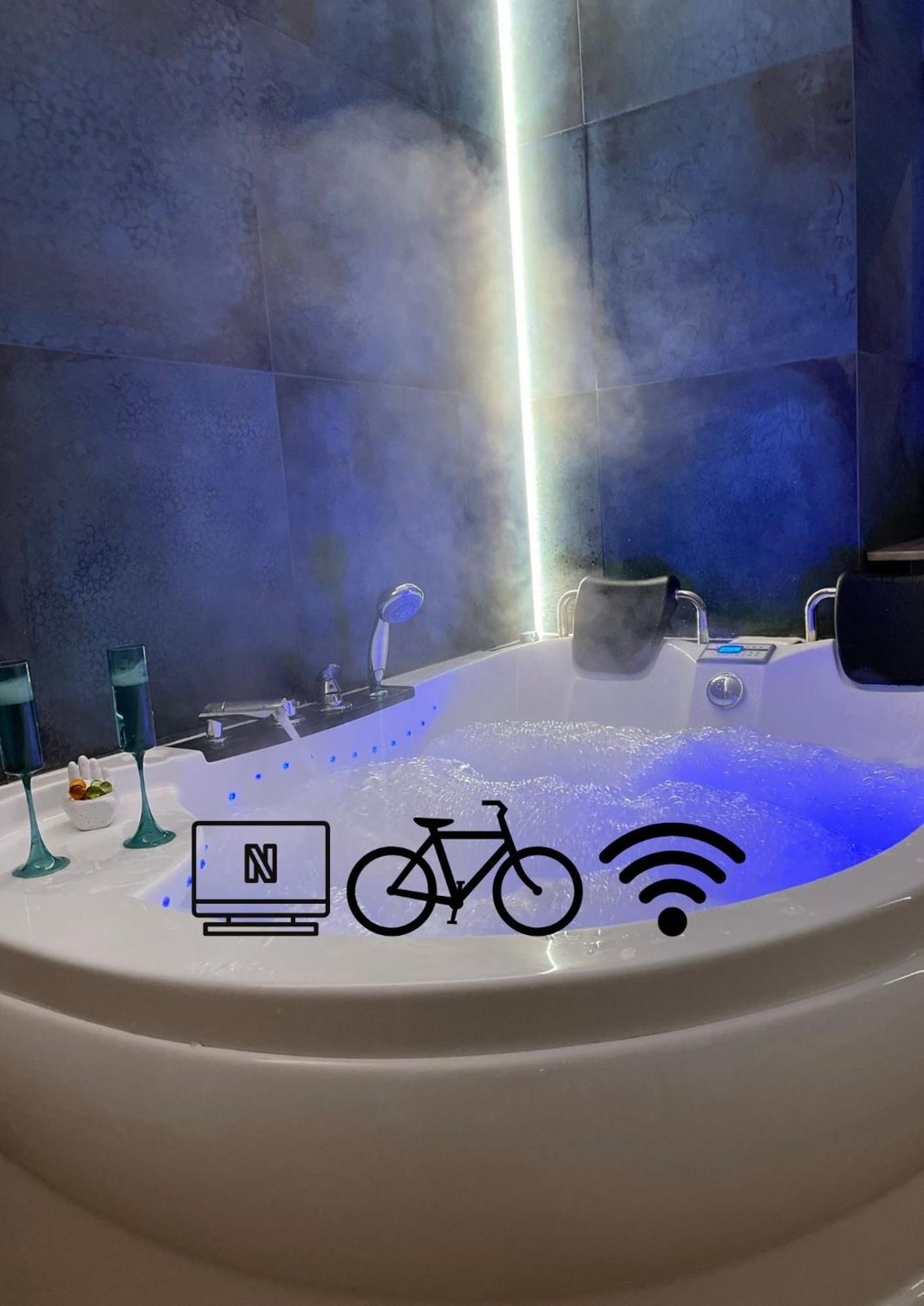 Jacuzzi & Bike Apartment, Kraków Exteriör bild
